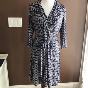 Beautiful fitting V-neck wrap dress.